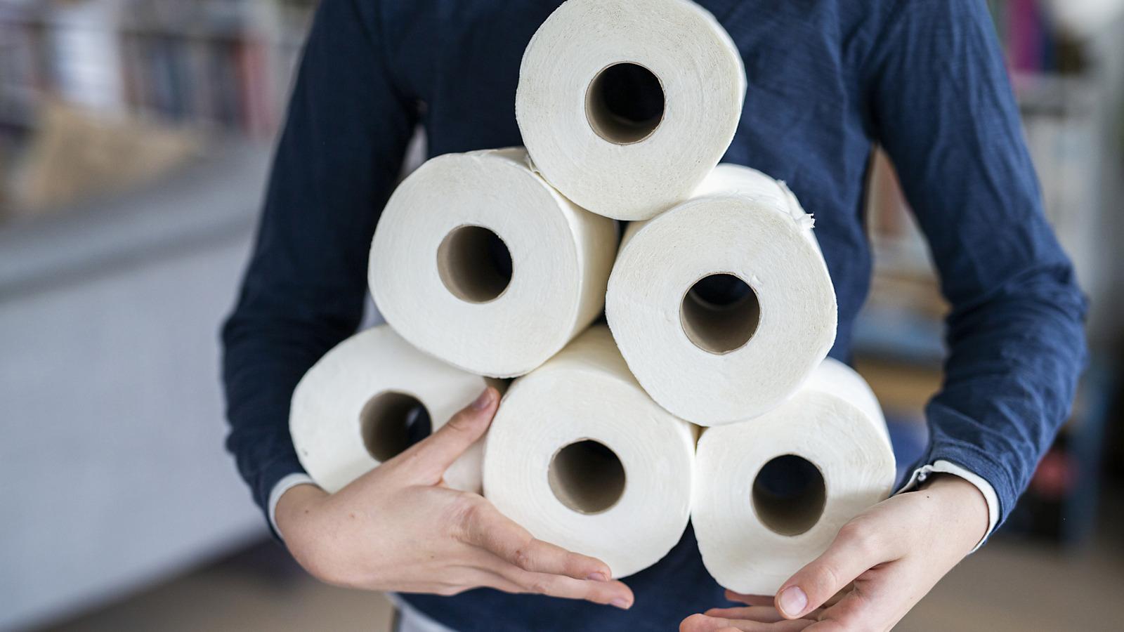 أعد استخدام الورق المقوى القديم إلى DIY حل تخزين ورق تواليت ذكي وأنيق