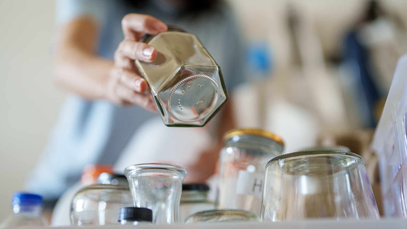 إعادة استخدام الجرار الزبادي لجعل حاويات تخزين الهالوين المثالية