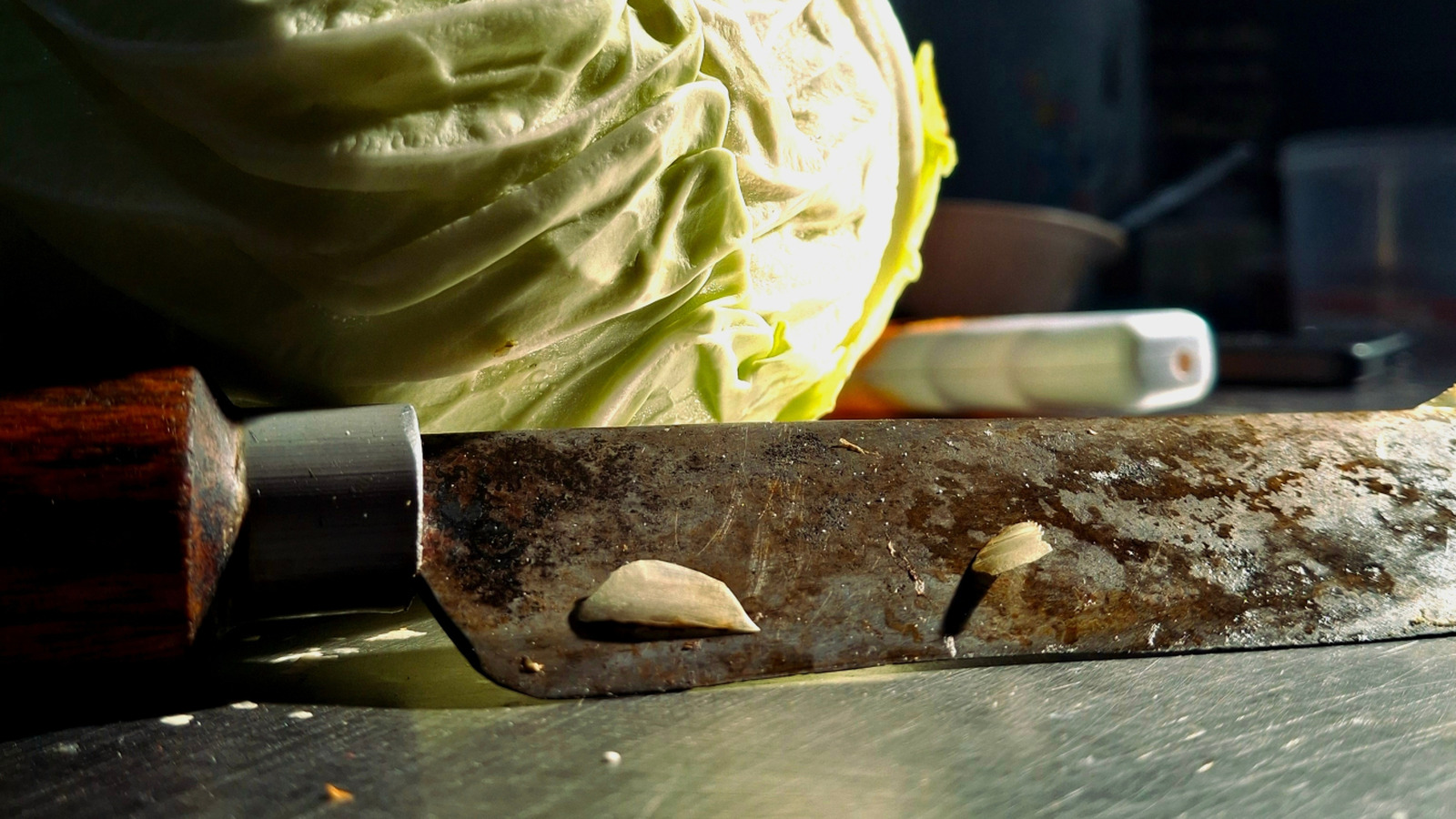 لماذا تصبح سكاكين مطبخك صدئة (وكيفية تنظيفها)