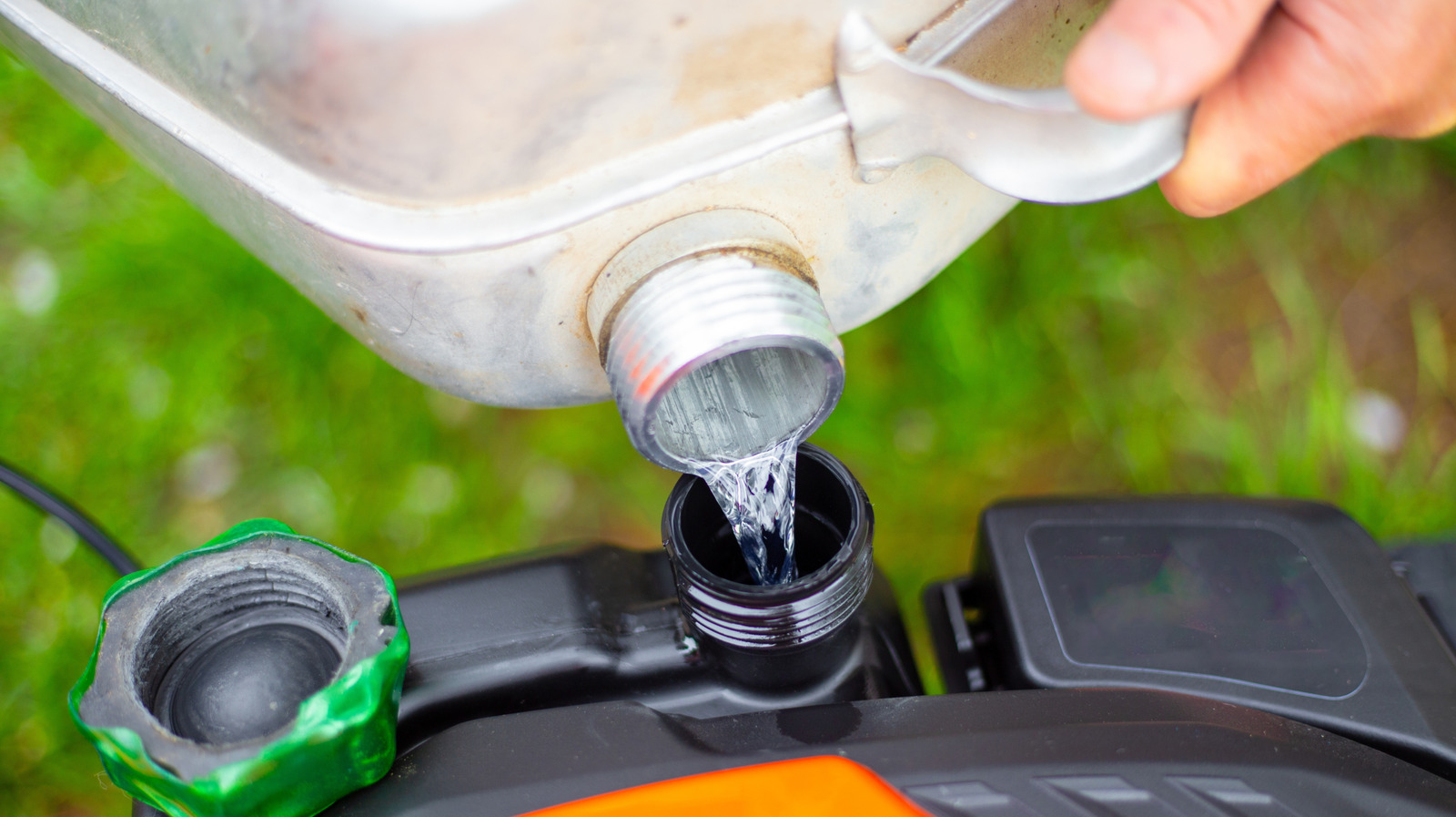 ماذا تفعل إذا قمت بتسرب الغاز على جزازة العشب الخاصة بك