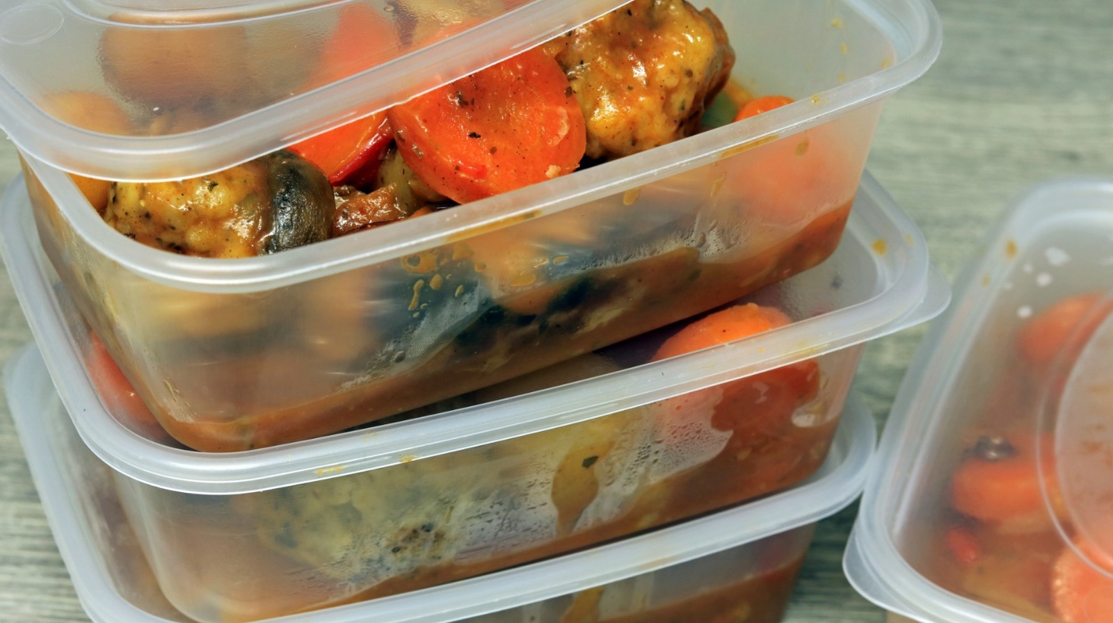 مكون المطبخ البسيط الذي يمكنه تنشيط حاويات الطعام البلاستيكية الملون