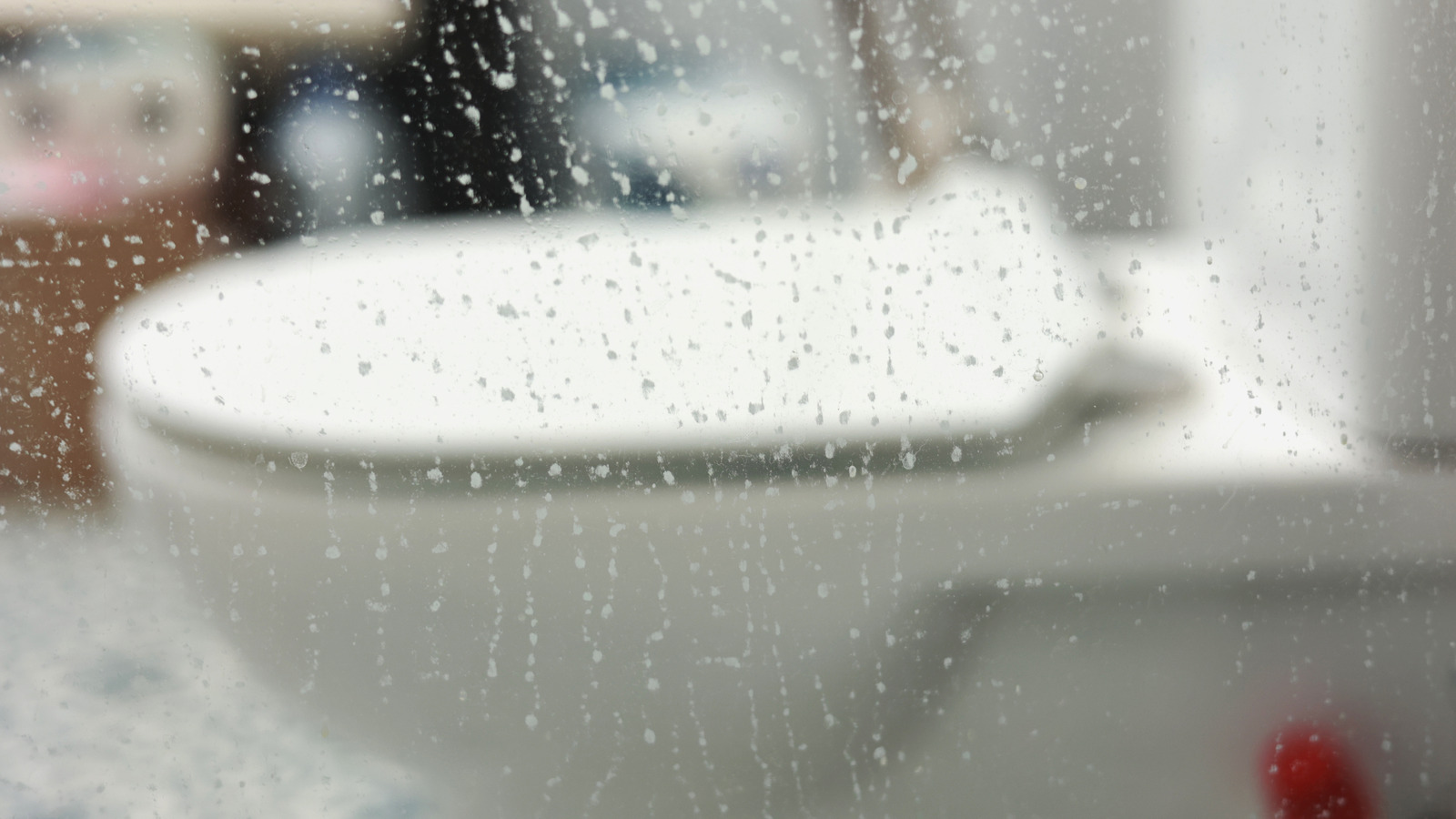 نظافة الأبواب والمسارات الزجاجية الملطخة بالمياه العراة مع اختراق رخيصة وسهلة