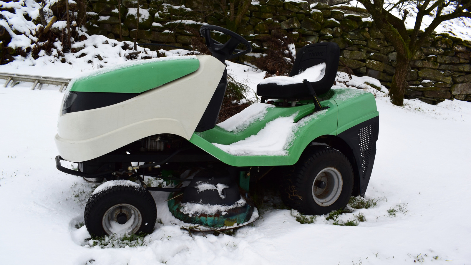 10 طرق لضغط جزازة العشب الخاصة بك وحمايته حتى الربيع