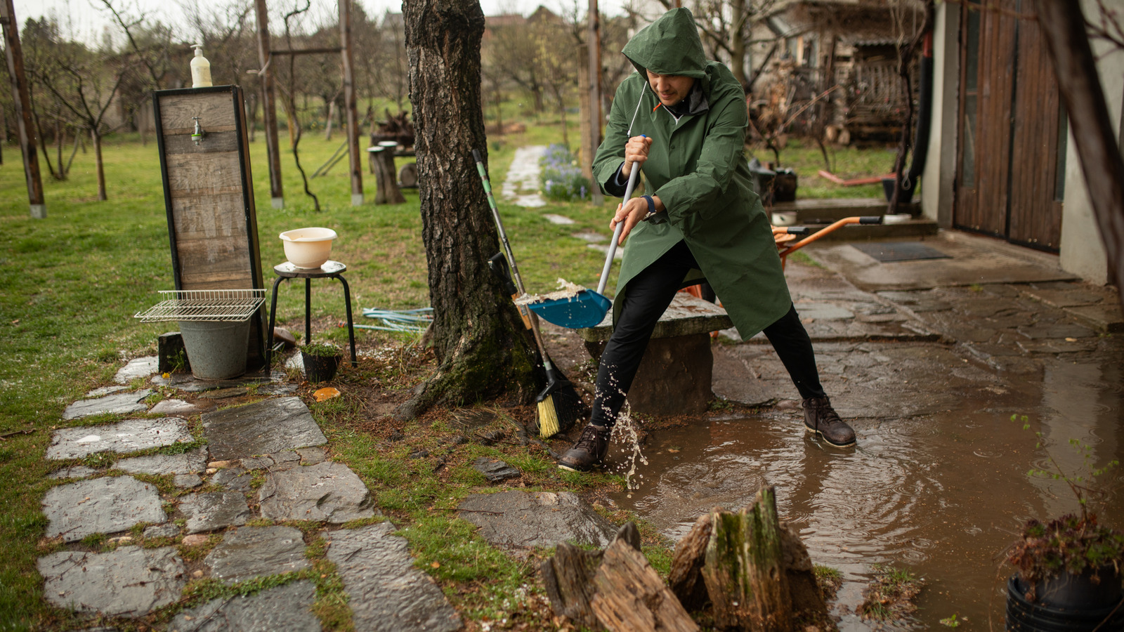 كيف يمكن لمياه العواصف البسيطة أن تُحدث دمارًا حقيقيًا في حديقتك