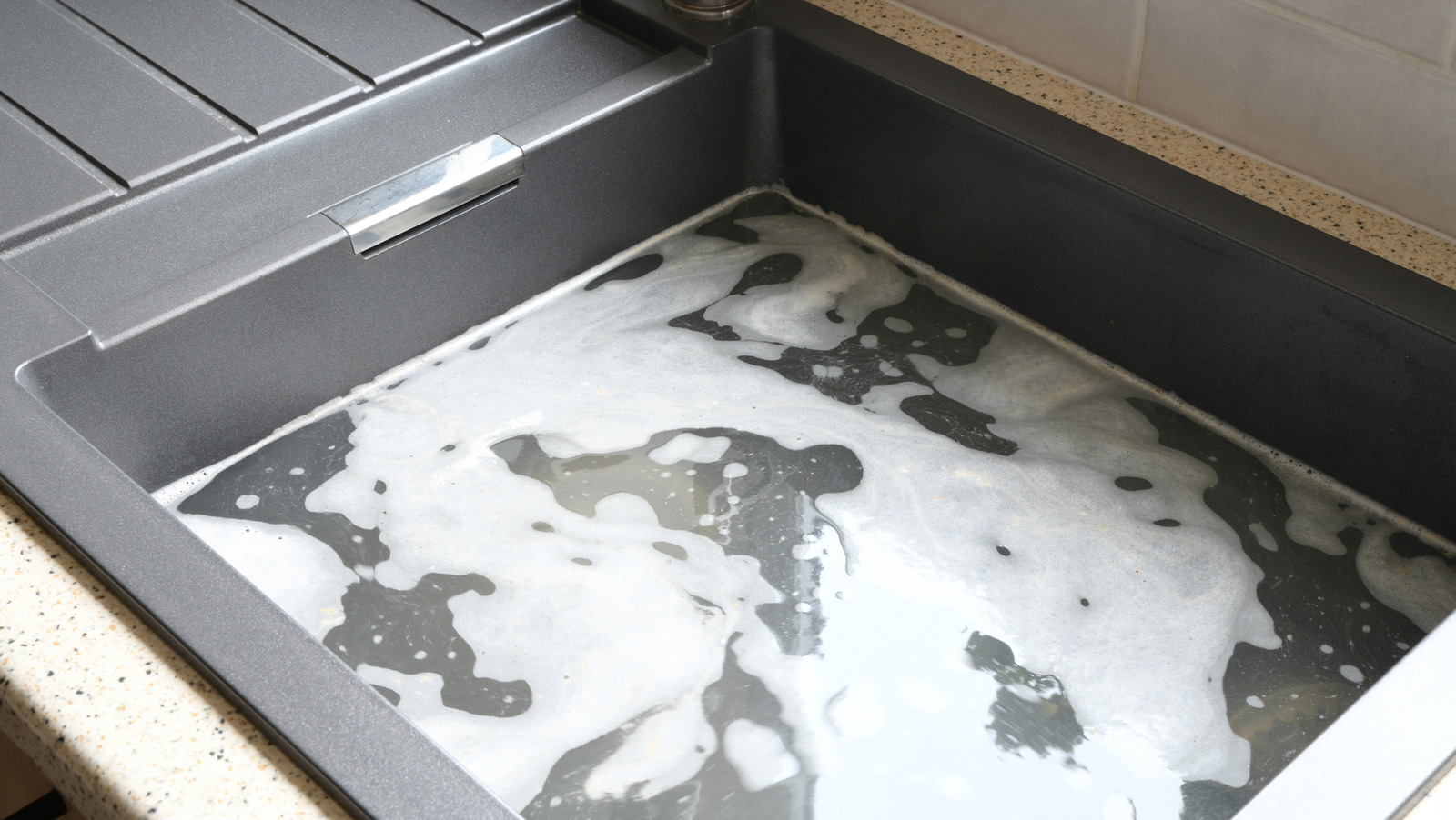 هل لديك قباقيب الصرف العنيدة؟ إليك كيفية إزالة الانسداد باستخدام المكنسة الكهربائية الرطبة/الجافة