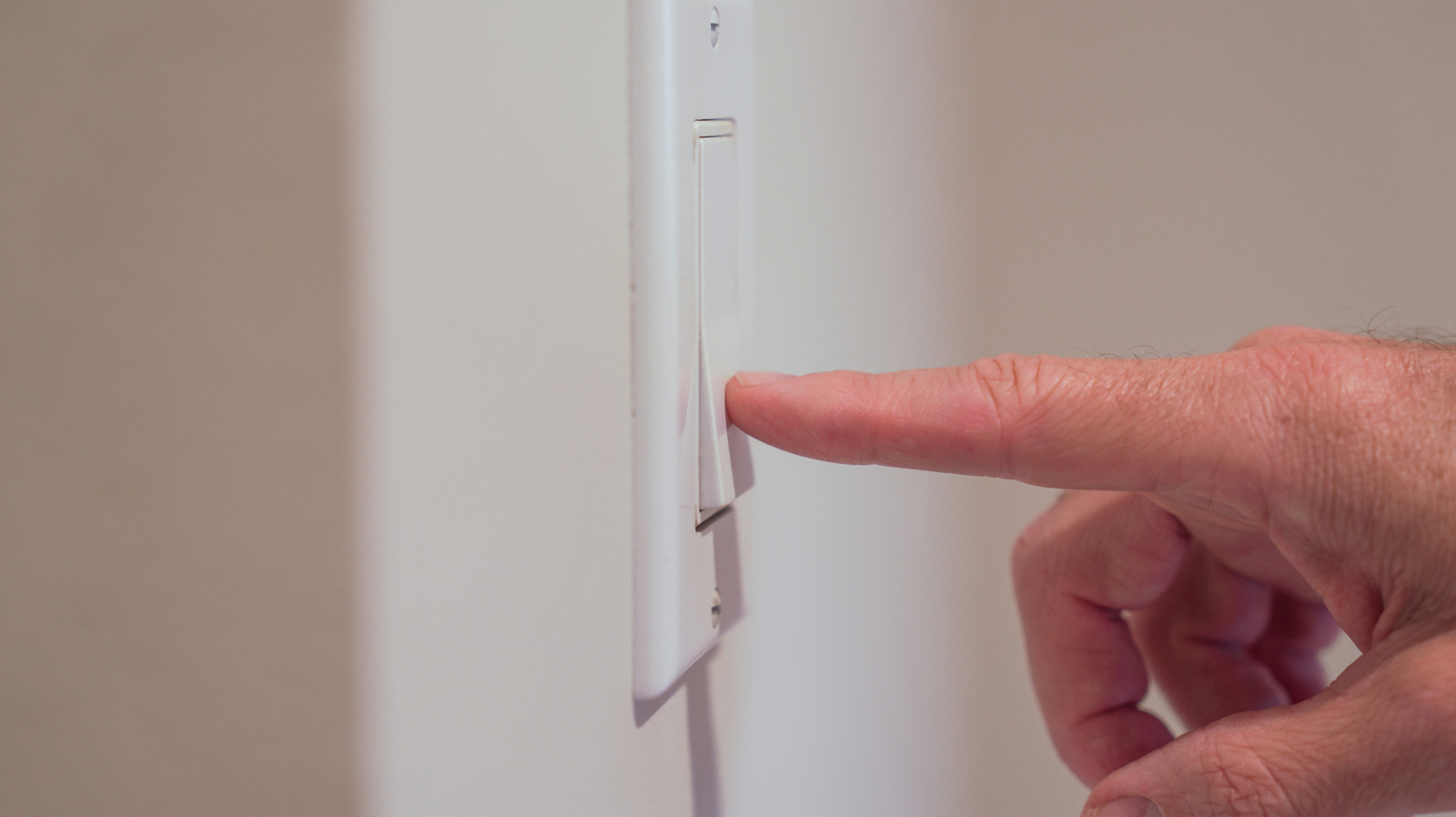 هل من المهم إطفاء مصابيح LED عند مغادرة الغرفة؟