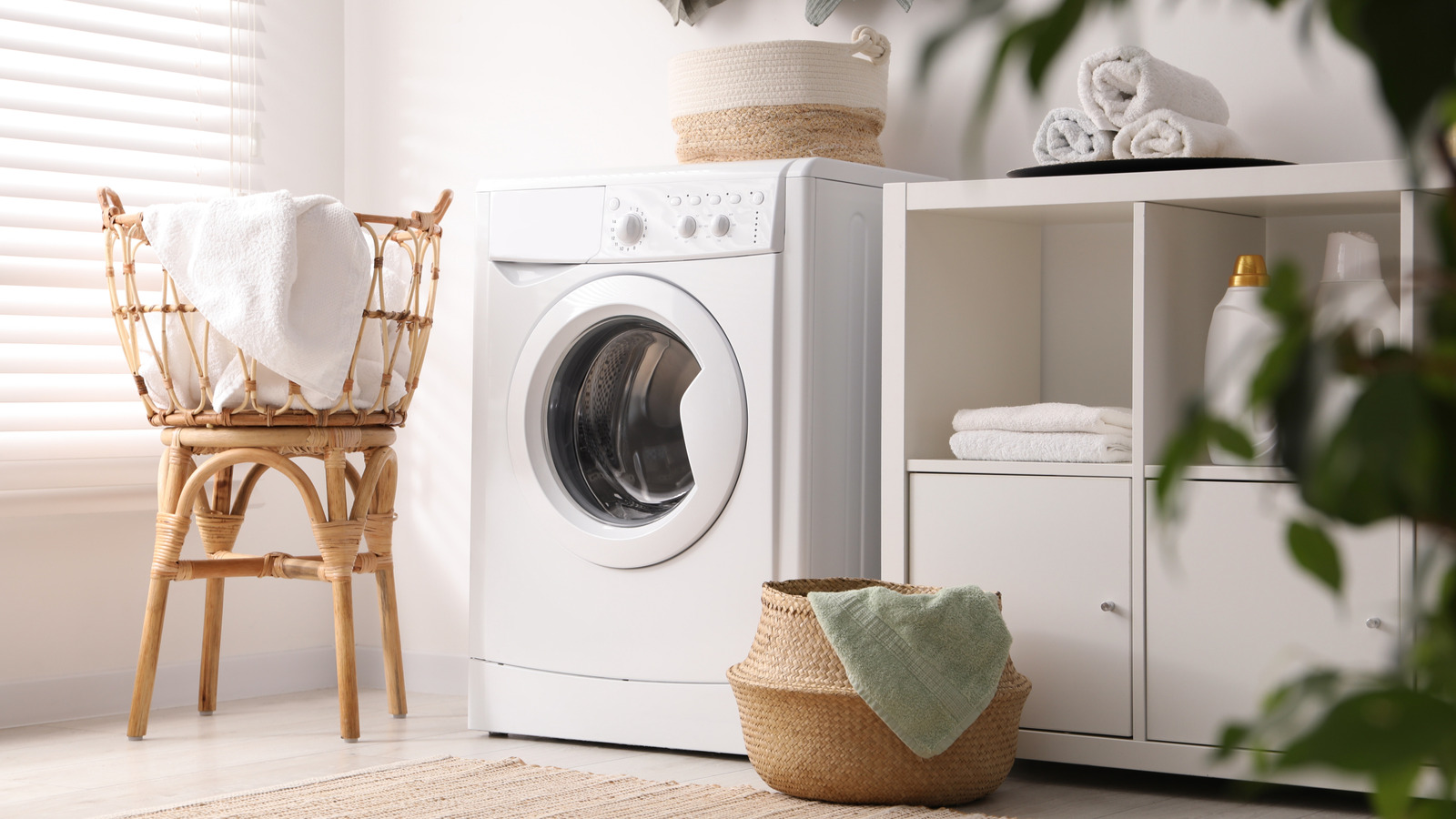 أعد استخدام متجر التوفير الخاص بالمدرسة القديمة، ابحث عن إضافة الأناقة والتخزين إلى غرفة الغسيل الخاصة بك