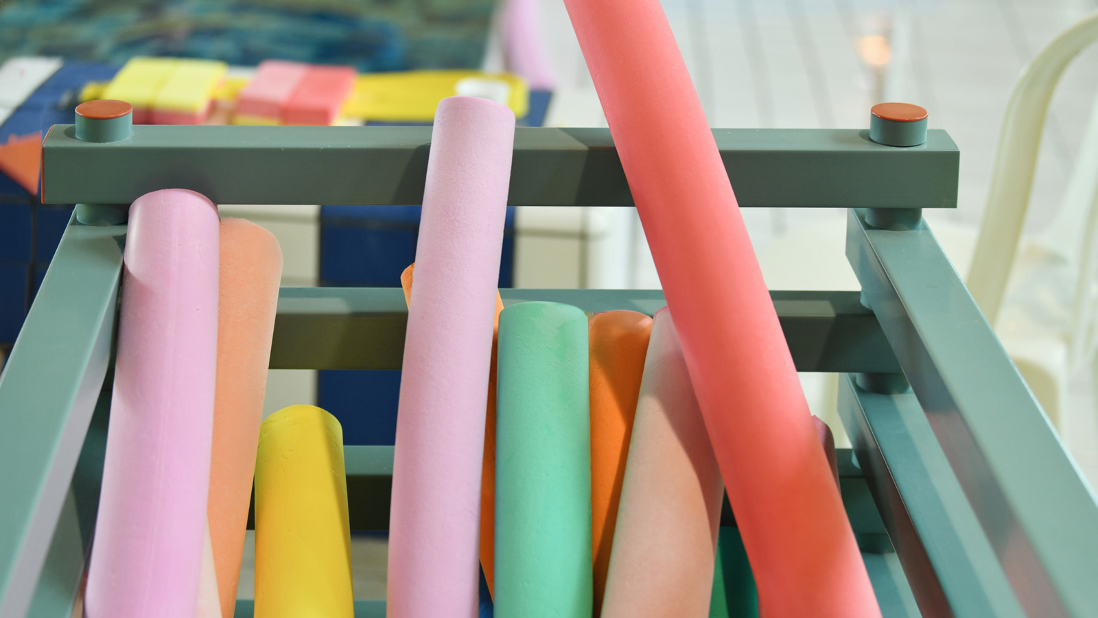 تحويل معكرونة حمام السباحة إلى إكليل من القماش المذهل باستخدام أعمال يدوية احتفالية