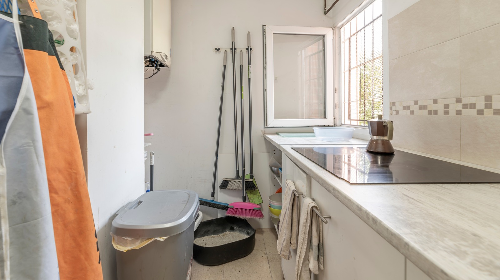 حل ايكيا الذكي للسيدات يحافظ على تنظيم مستلزمات التنظيف وإخفاء الأضرار التي تلحق بالعين