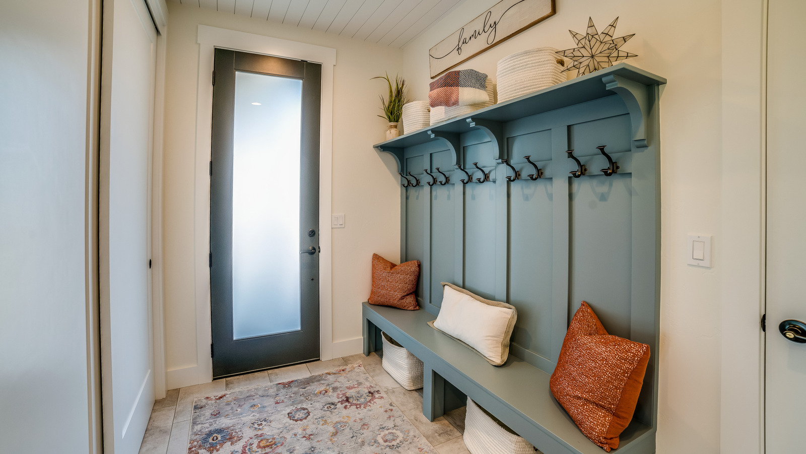 لماذا يستحق هذا النبات العطر مكانًا في مدخل منزلك، وفقًا لفنغ شوي