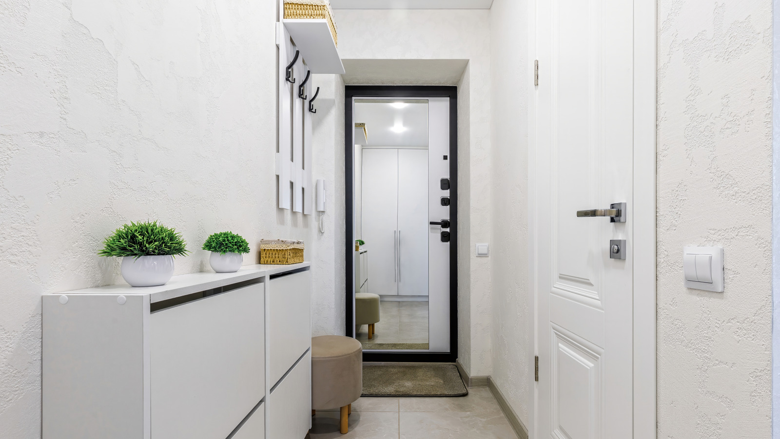 15 حيلة للتخزين في المدخل تنجح حتى في أصغر شقق الاستديو