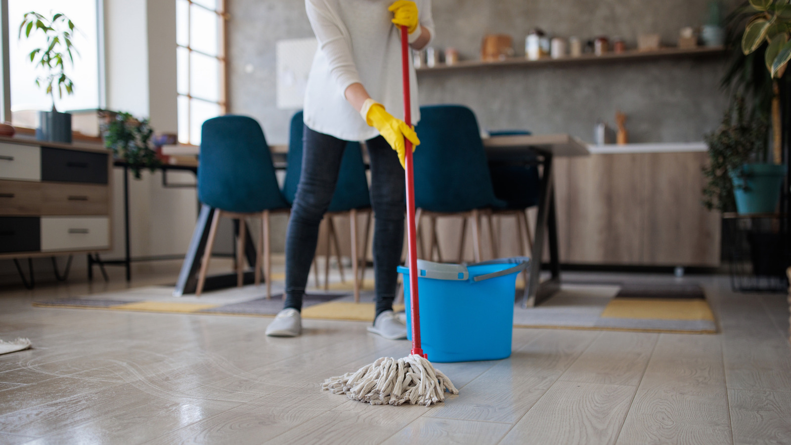 استخدم غرفة الغسيل الأساسية لتنظيف الأرضيات الخشبية والفينيل