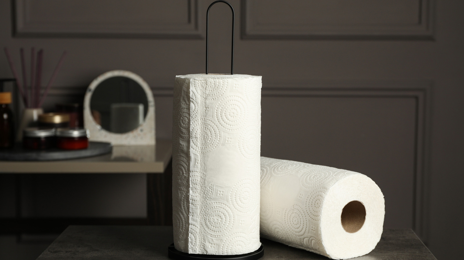 قم بتحويل حامل المناشف الورقية على شكل شجرة الدولار إلى قطعة ديكور رائعة على سطح الطاولة