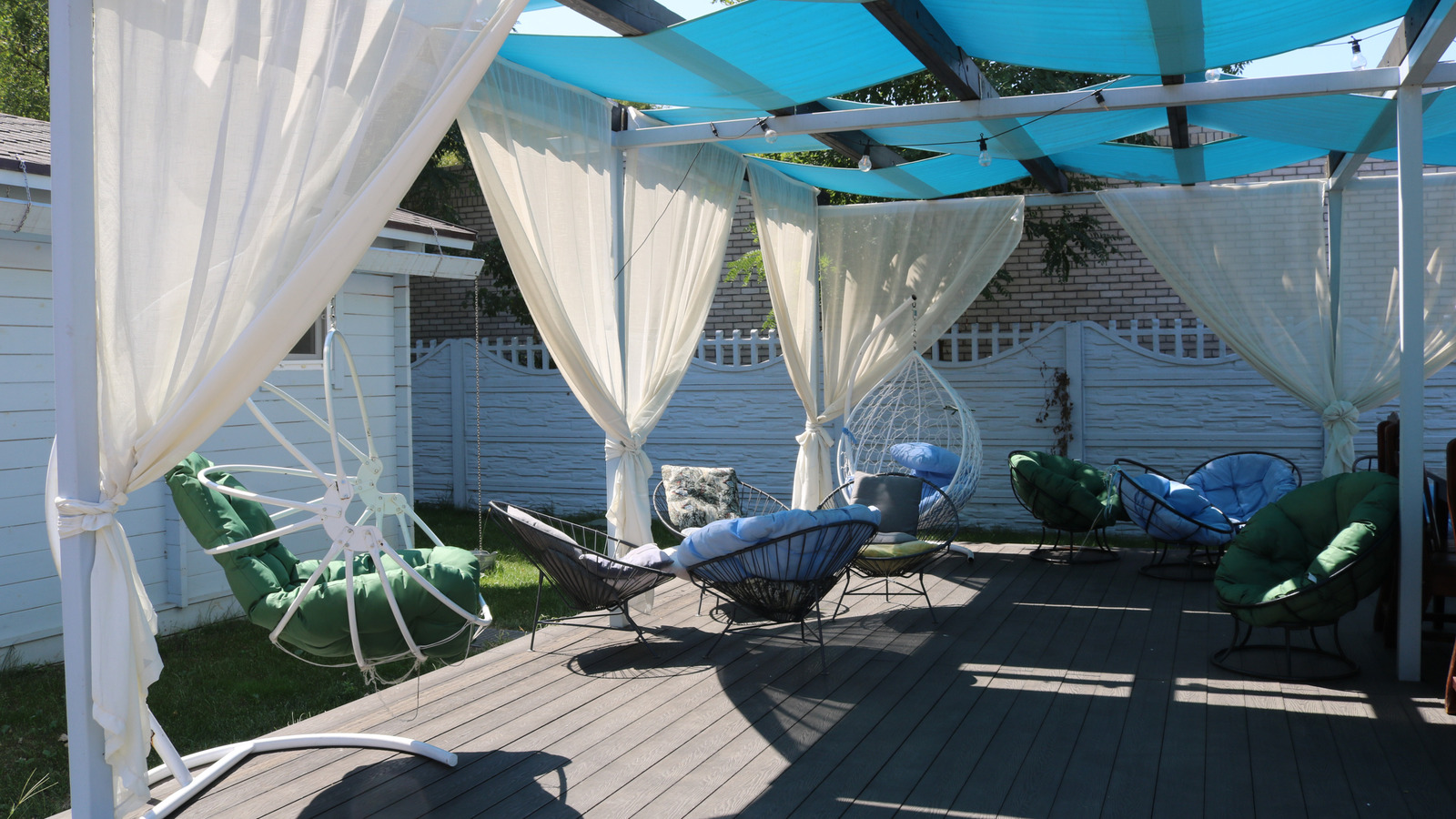 كيف يقوم نجوم HGTV بتجميل المساحات الخارجية بالستائر