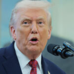 لماذا يصدر دونالد ترامب صوت "الالتهام" عندما يتحدث؟ أخصائي علم أمراض اللغة يزن