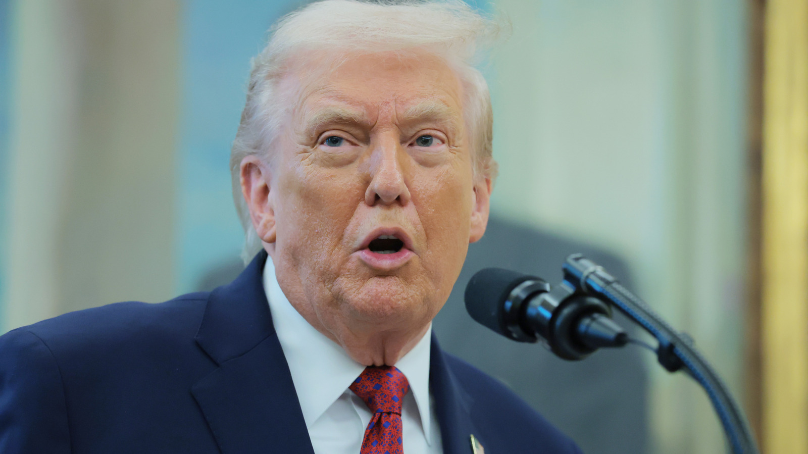 لماذا يصدر دونالد ترامب صوت "الالتهام" عندما يتحدث؟ أخصائي علم أمراض اللغة يزن