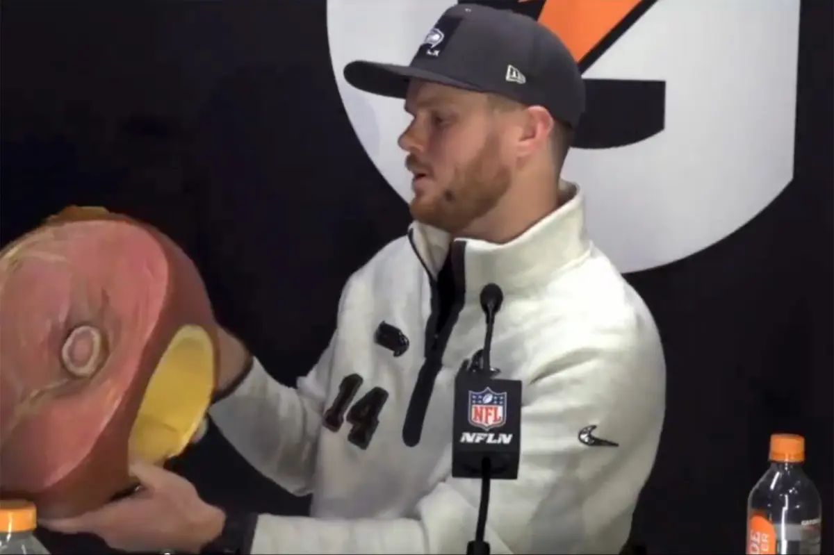 قام سام دارنولد بالغناء مع هتافات "Ham for Sam" في ليلة افتتاح Super Bowl