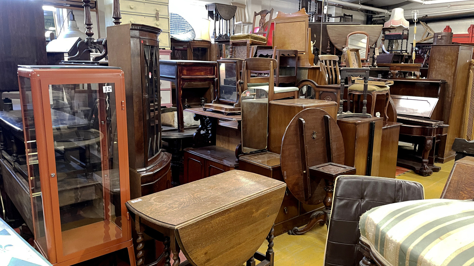 8 أنواع مذهلة من الخزائن العتيقة التي يمكنك البحث عنها في متجر التوفير