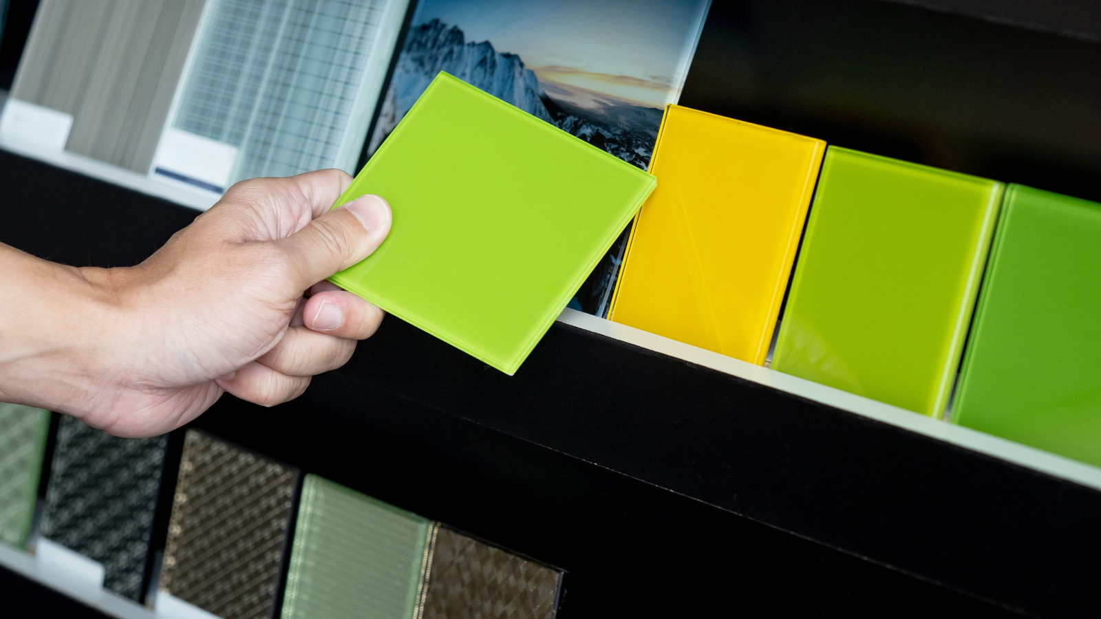 أرفف الحائط لا يجب أن تكون مملة: اصنعها بنفسك باستخدام الفسيفساء الخضراء