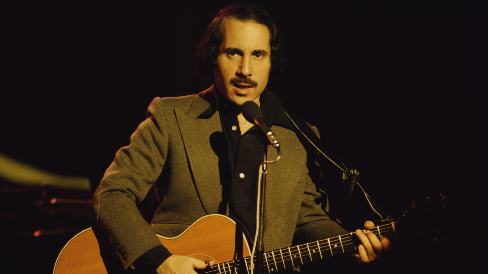 احتل بول سايمون المركز الأول في عيد الحب منذ 50 عامًا بأغنية مثيرة للسخرية تمامًا