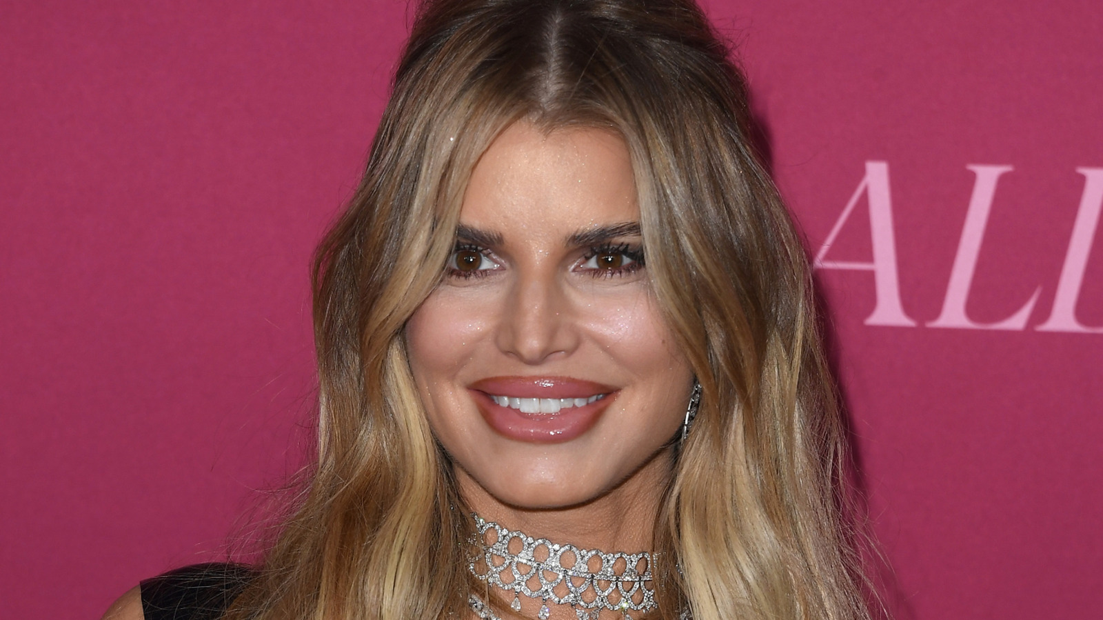 اعترفت جيسيكا سيمبسون بعدم استخدام معجون الأسنان لعدة أيام (نحن قلقون على أسنانها)