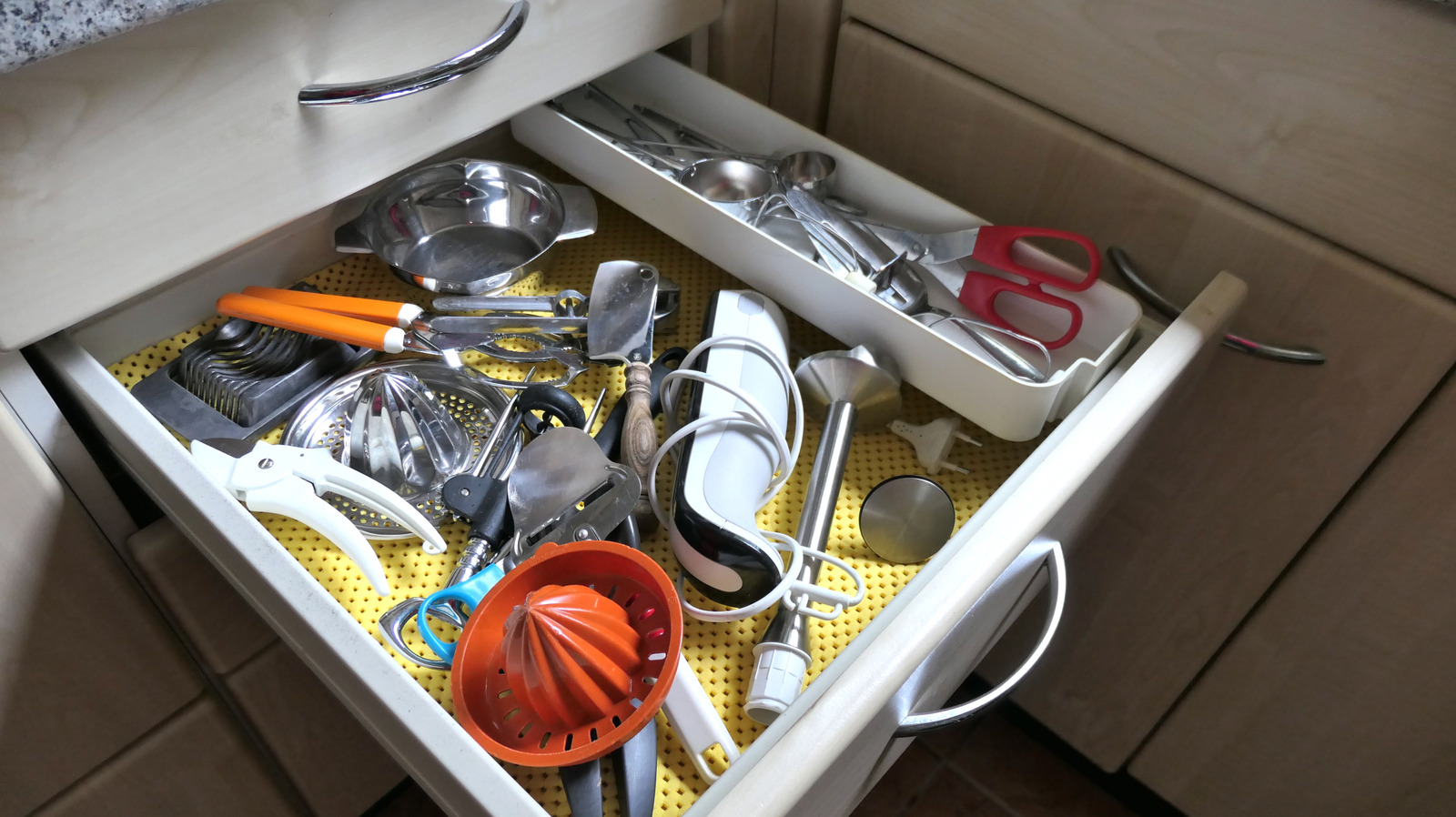 الحيلة العبقرية التي تمنع صناديق التخزين من الانزلاق حول الأدراج الداخلية