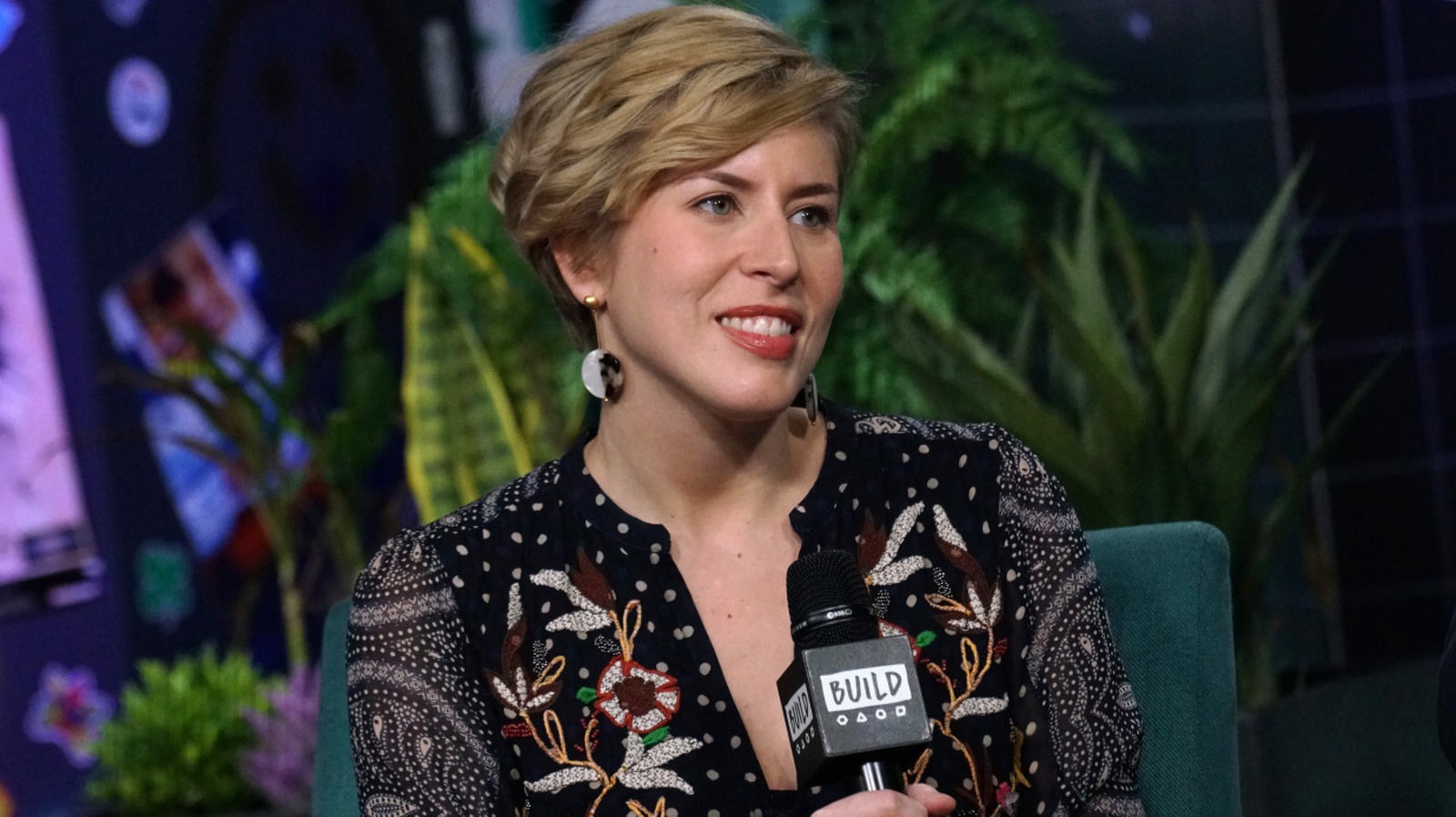 تصميم إيرين نابير الريفي يحول رفًا قديمًا إلى قطعة ديكور