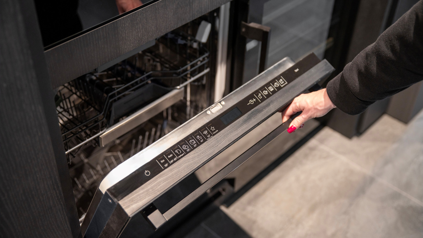 ما الذي تحاول رائحة البلاستيك المحترق في غسالة الأطباق أن تخبرك به (ومتى تتصل بالمحترف)