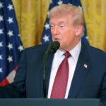 هل يمكن أن يسبب الحلق الجاف ثقل الكلام؟ دعونا نعيد النظر في ما ادعى فريق دونالد ترامب في عام 2017