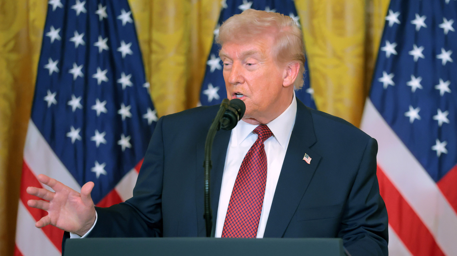 هل يمكن أن يسبب الحلق الجاف ثقل الكلام؟ دعونا نعيد النظر في ما ادعى فريق دونالد ترامب في عام 2017