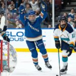 سجلت Anna Segedi من Goldeneyes أول هدف في PWHL في الفوز على Sirens