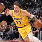 ليكرز ضد بيستونز يتصادمان في ديتريوت في نهاية مثيرة