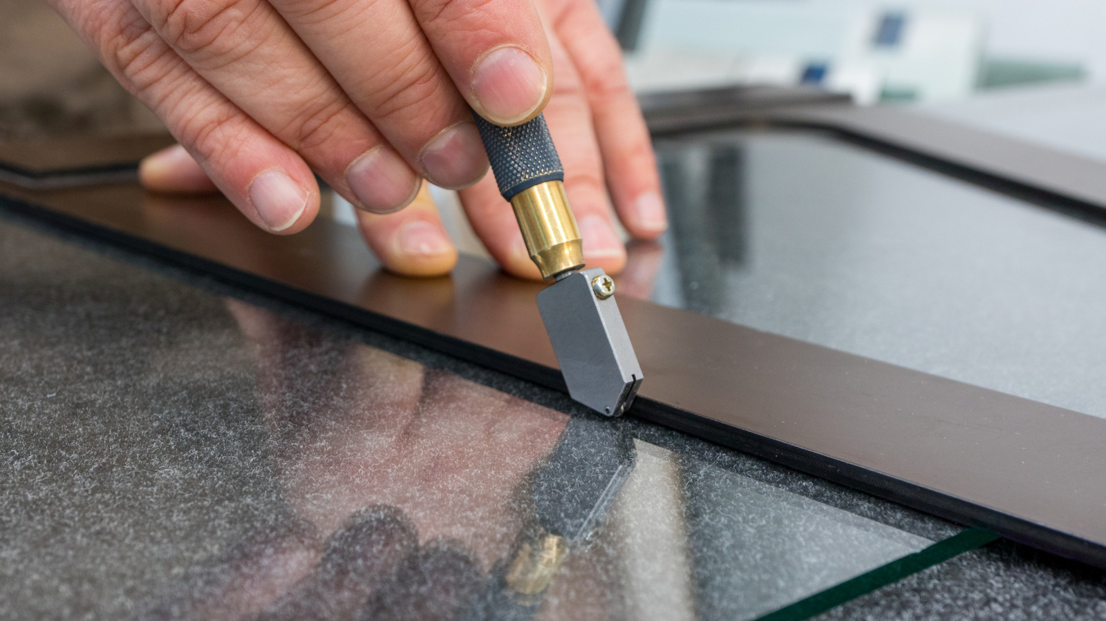 أخذ TikToker مظهر رقعة الشطرنج العصرية إلى مستوى آخر تمامًا مع هذه المزهرية الزجاجية التي يمكنك صنعها بنفسك