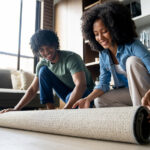 ألا تستطيع العثور على مكان لسجادتك القديمة؟ جرب فكرة التخزين الموفرة للمساحة