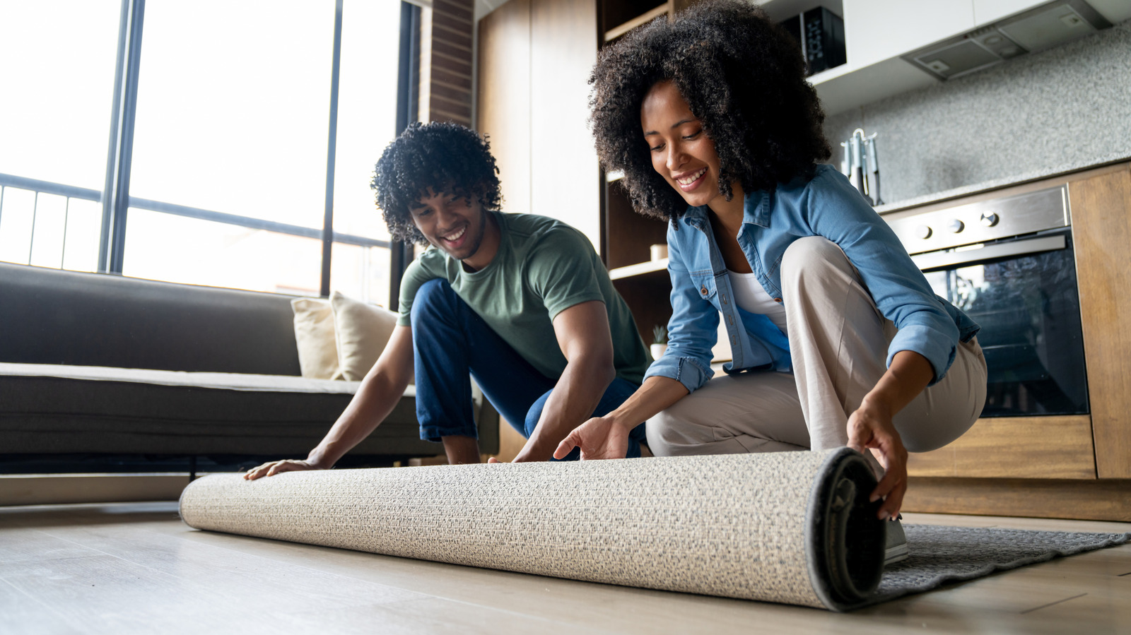 ألا تستطيع العثور على مكان لسجادتك القديمة؟ جرب فكرة التخزين الموفرة للمساحة