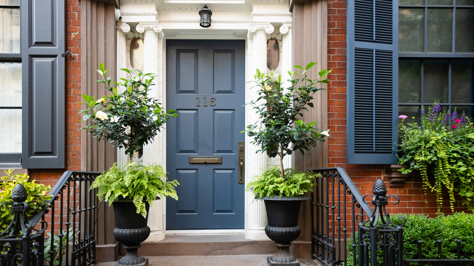 اتجاه أجهزة الأبواب الأمامية الجريئة الذي سيكون في كل مكان في عام 2026