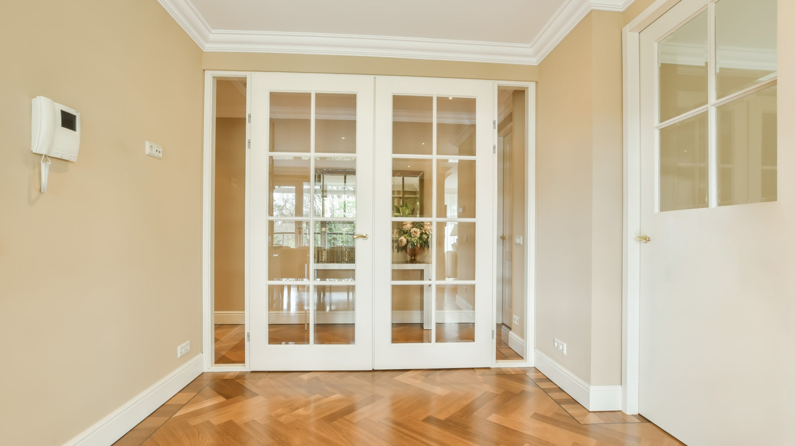 اتجاه الباب الفرنسي الأنيق الذي ستراه داخل المنزل وخارجه في عام 2026