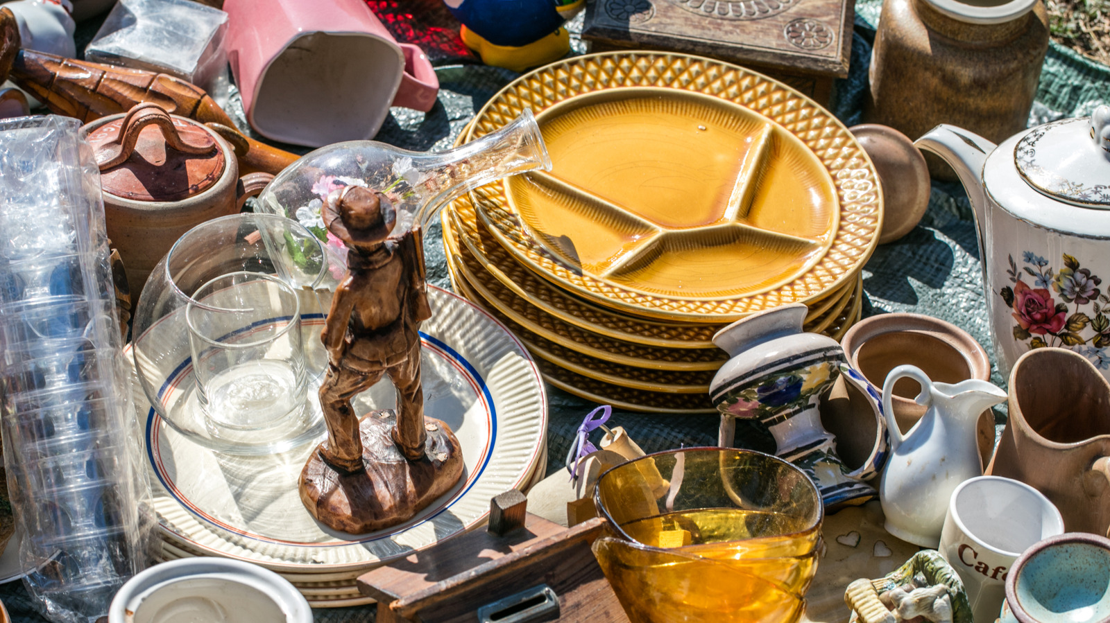 الأعمال اليدوية الجميلة التي تحول أكواب وأطباق القهوة المُخزنة إلى حديقة أعشاب