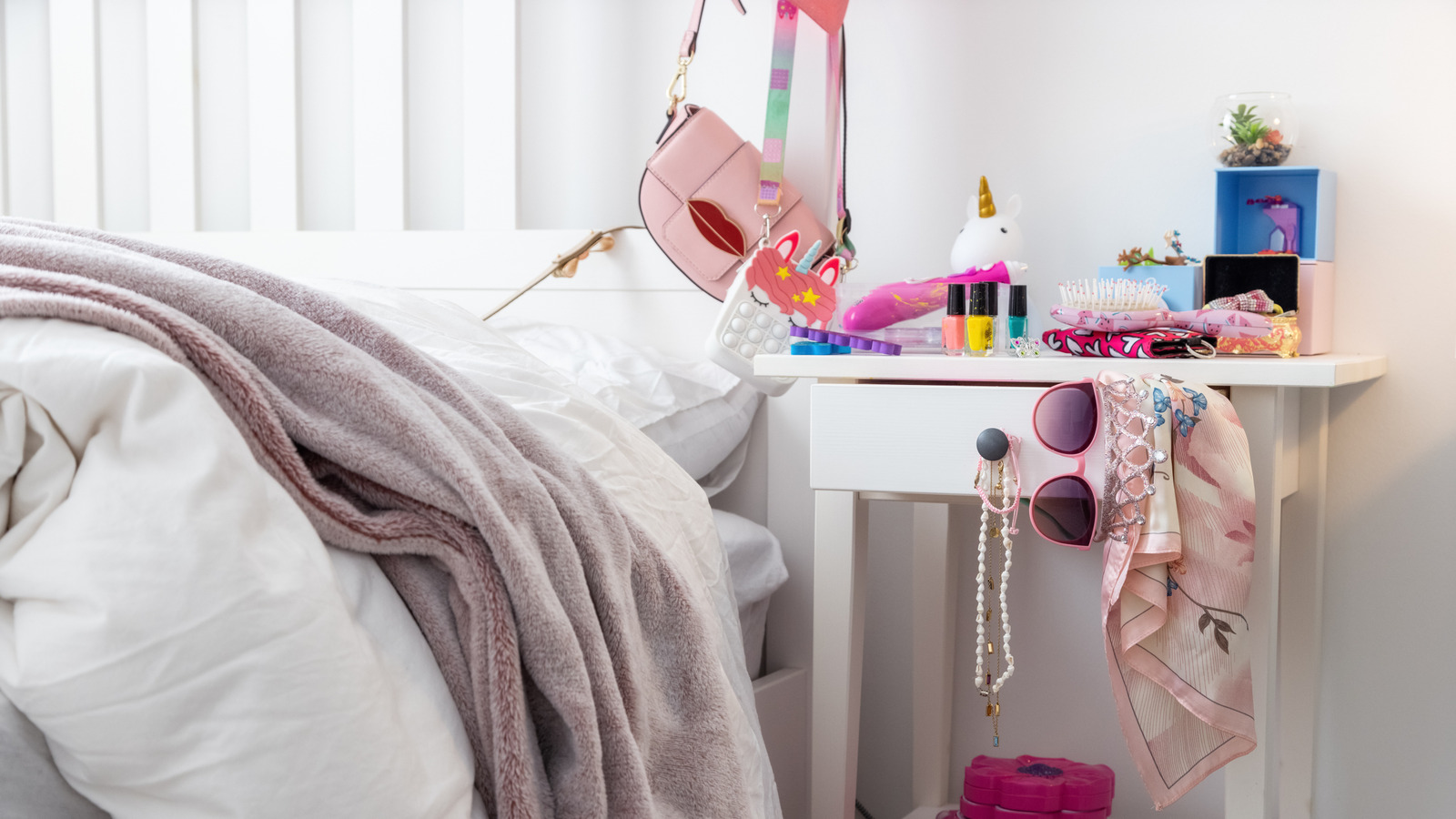 العثور على شجرة الدولار متعددة الاستخدامات التي تحافظ على تنظيم طاولات النوم