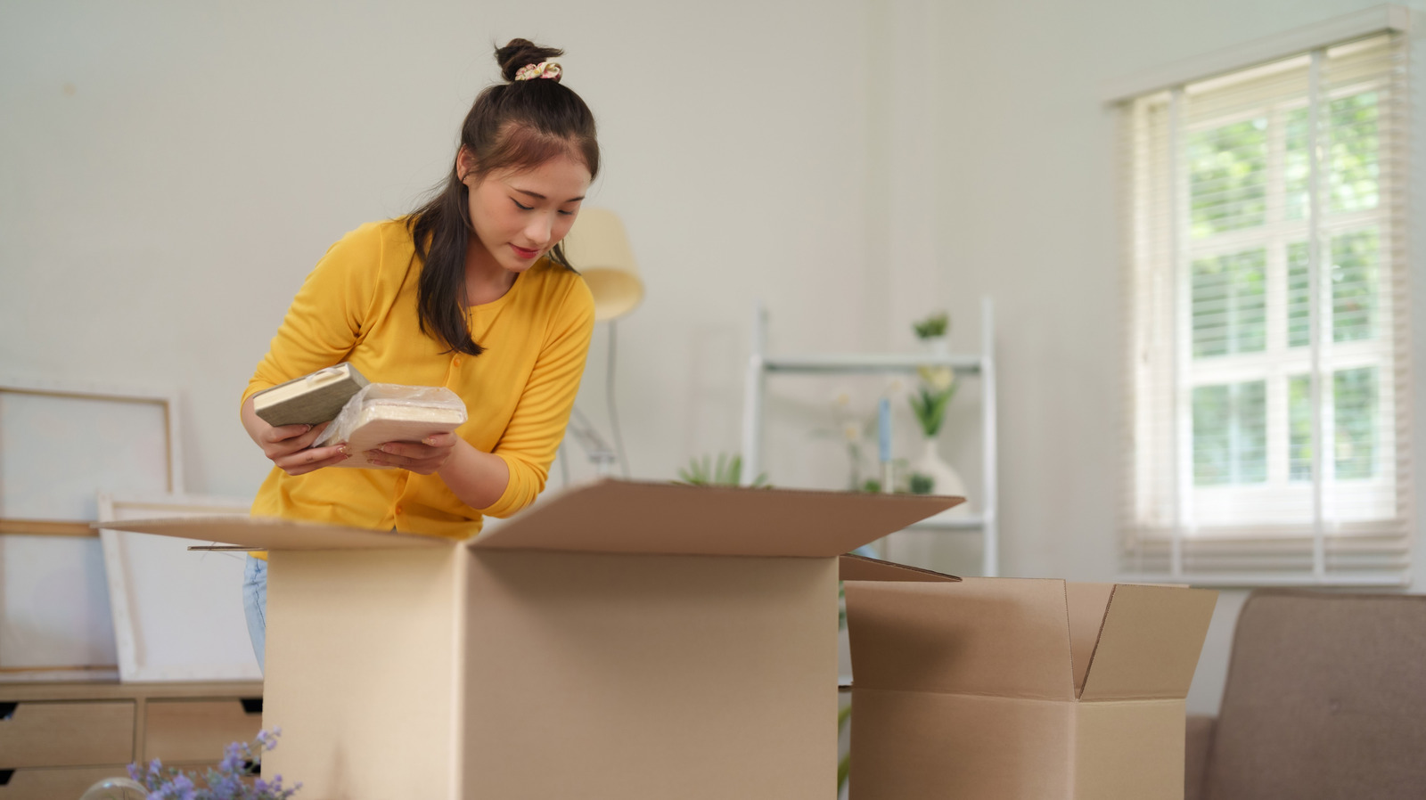 حافظ على غرفة معيشتك منظمة ومرتبة على الطريقة اليابانية