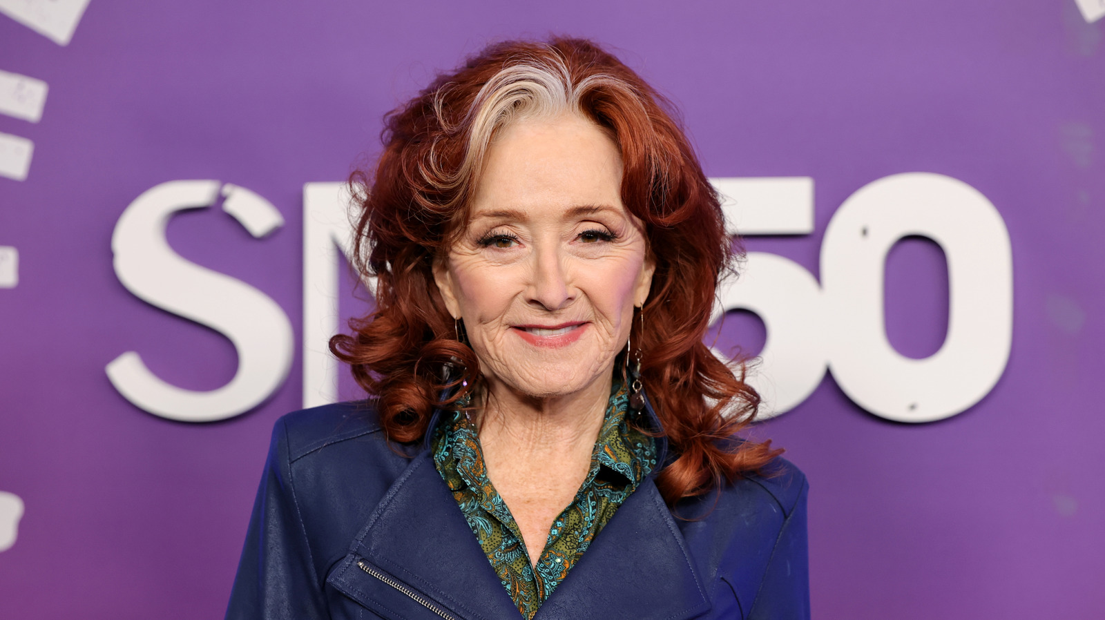 صور جنبًا إلى جنب للمشاهير الذين تحولوا إلى اللون الرمادي في العشرينات من عمرهم (إنها أكثر شيوعًا مما قد تعتقد)