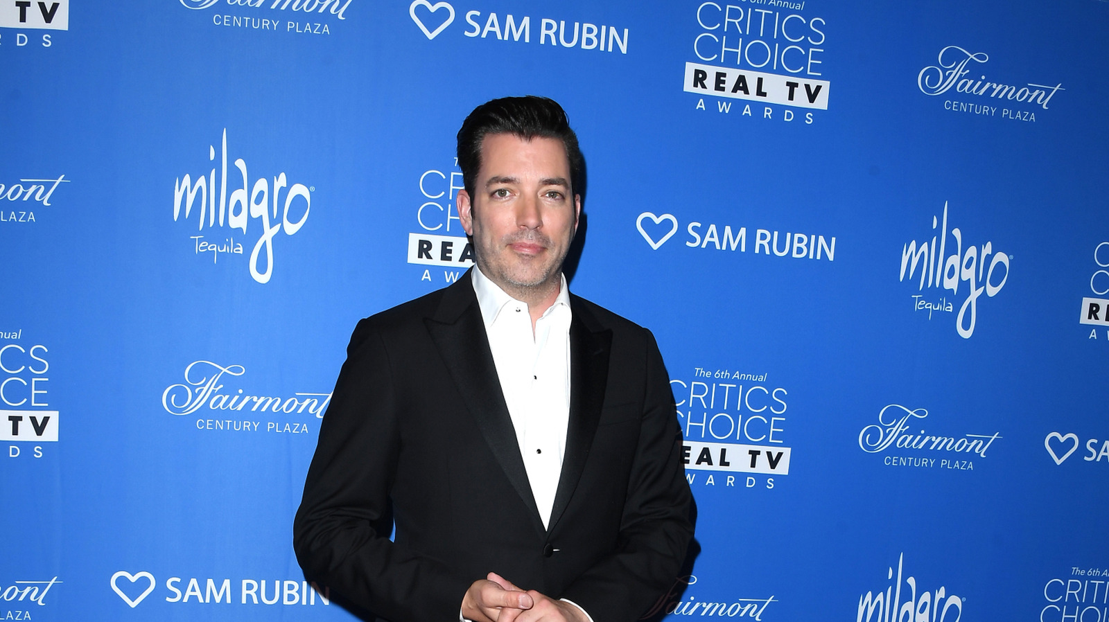 طريقة جوناثان سكوت المفضلة لتصميم رف الموقد لإلقاء نظرة مرتفعة