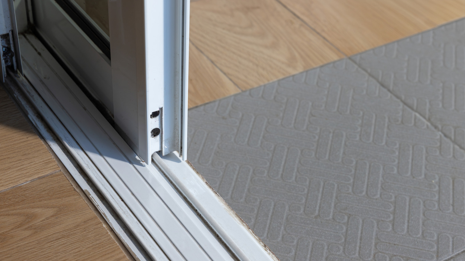 كيفية منع التراكم والأوساخ في مسارات الأبواب الزجاجية المنزلقة