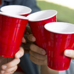 لا ترمي الأكواب البلاستيكية المنفردة. تحويلها إلى مغذيات الطيور المعلقة البسيطة