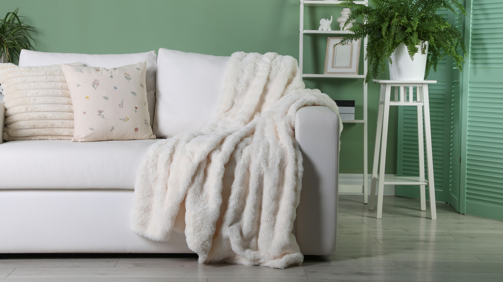 10 طرق ذكية لتخزين البطانيات بدون سلال أو أرفف