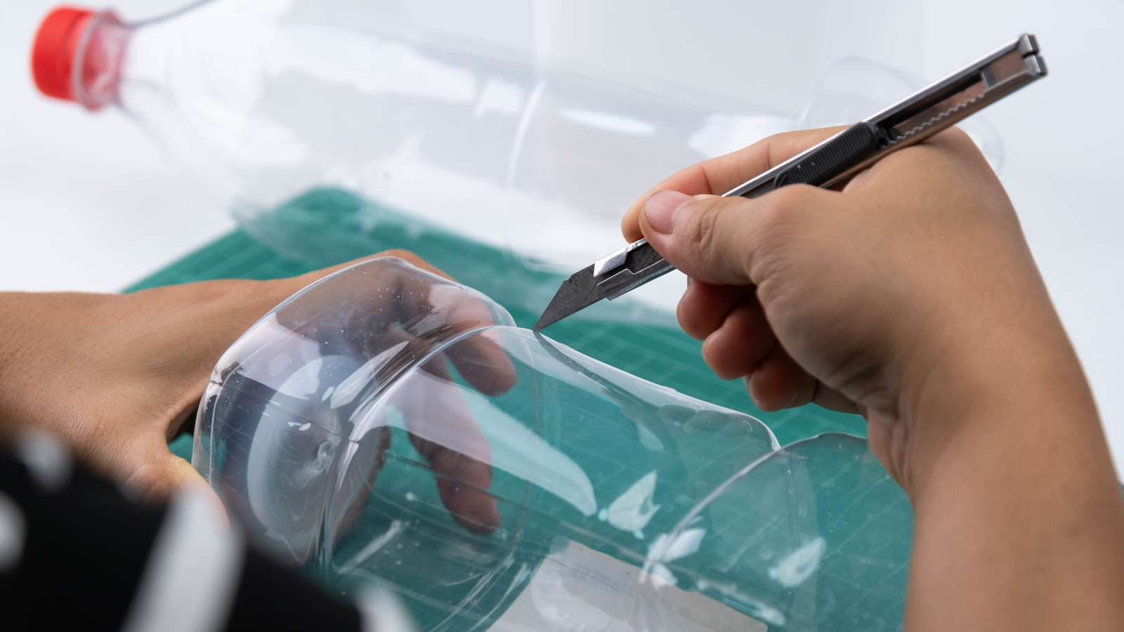 قم بتحويل زجاجة المياه البلاستيكية إلى سلة معلقة صغيرة لطيفة