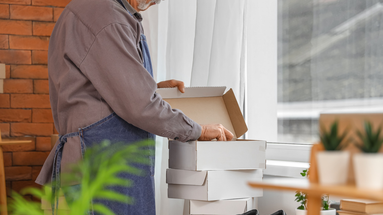 استخدمي أعواد المصاصات لتحويل صندوق الأحذية القديم إلى سلة تخزين رائعة