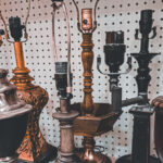 امنح أي مصباح من متاجر التوفير ترقية أنيقة باستخدام الجرار التي يمكنك أيضًا العثور عليها مستعملة