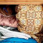 توقف عن إهدار مساحة الخزانة - حل تخزين البطانيات الذي يبقيها بعيدًا عن الأنظار