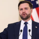 صورة جنبًا إلى جنب لخسارة الوزن التي يعاني منها جي دي فانس تضع أسلوب حياته في دائرة الضوء